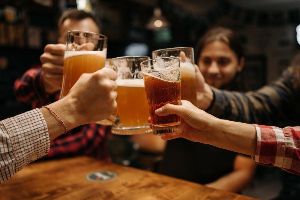 Mokslininkai atskleidė, kokiame amžiuje rūkymo, alkoholio vartojimo ir fizinio aktyvumo trūkumo žala organizmui bus labiausiai pastebima. Alkoholio vartojimo žala